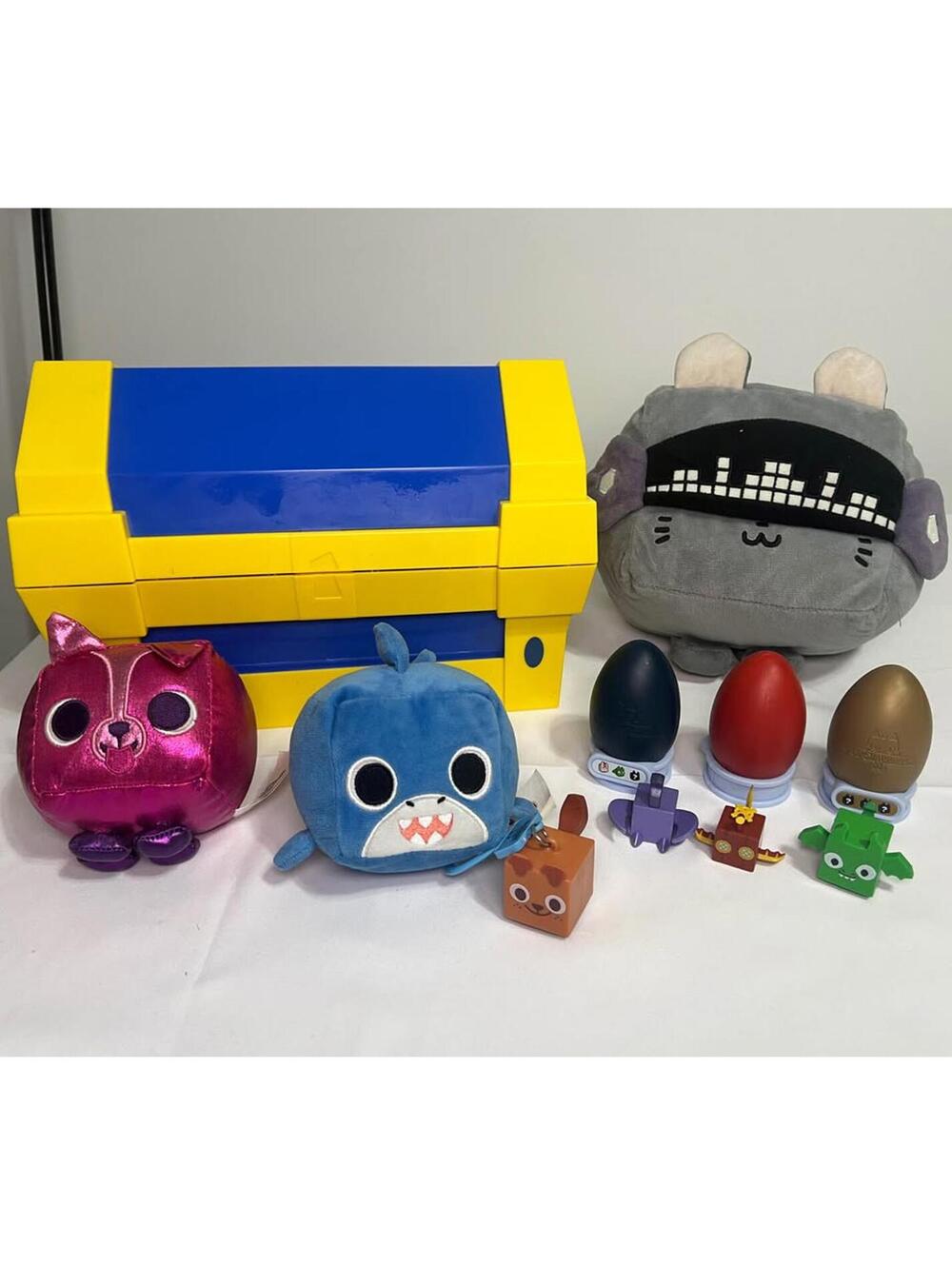 Pet Simulator X Plushies Eggs & Blue Yellow Toy Chest